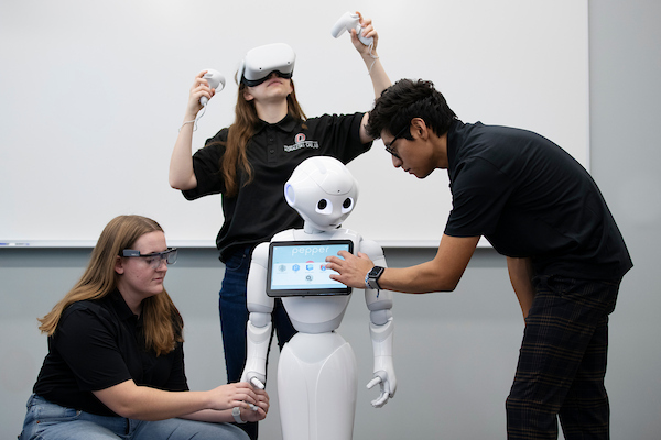 Students work in the Jack and Stephanie Koraleski Commerce and Applied Behavioral Laboratory